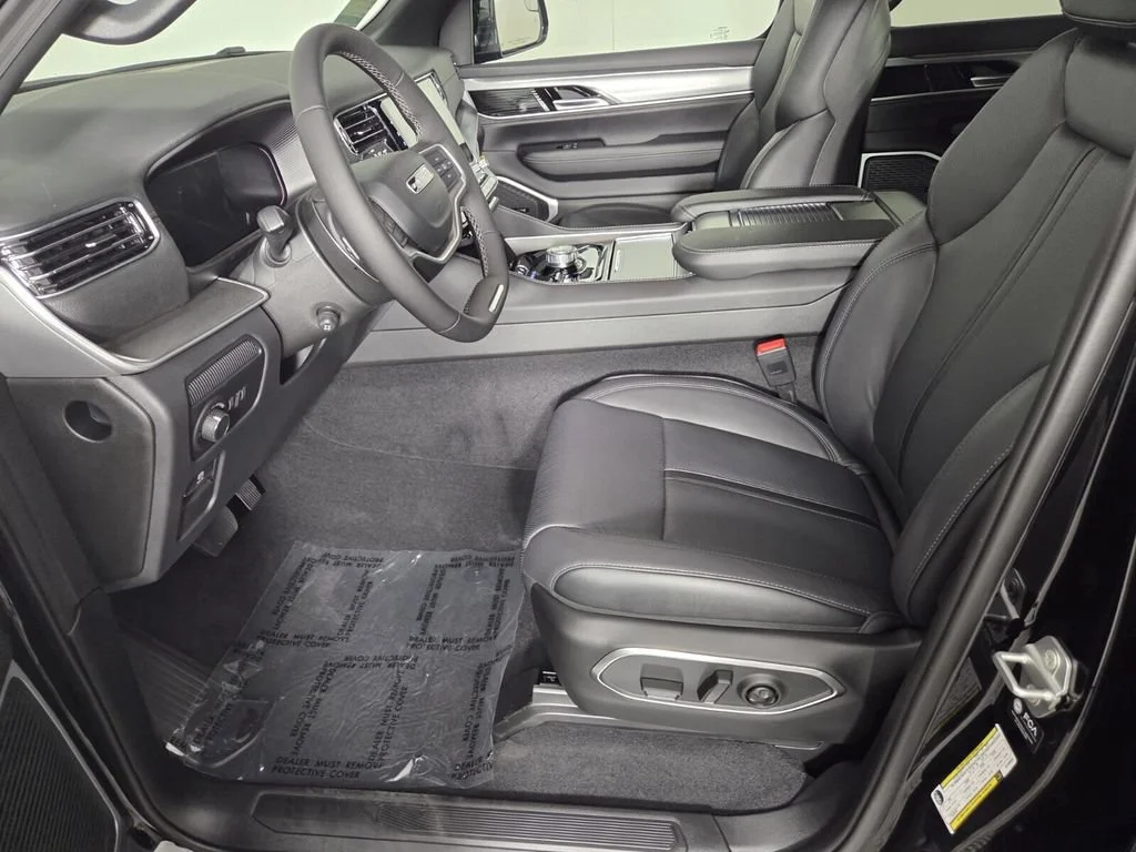 New 2026 High Gloss Black Exterior Paint Jeep Limited Altitude image 11