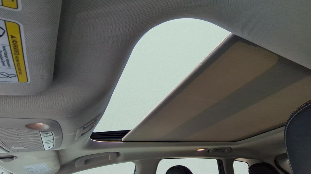 Used 2019 White Nissan Platinum image 17