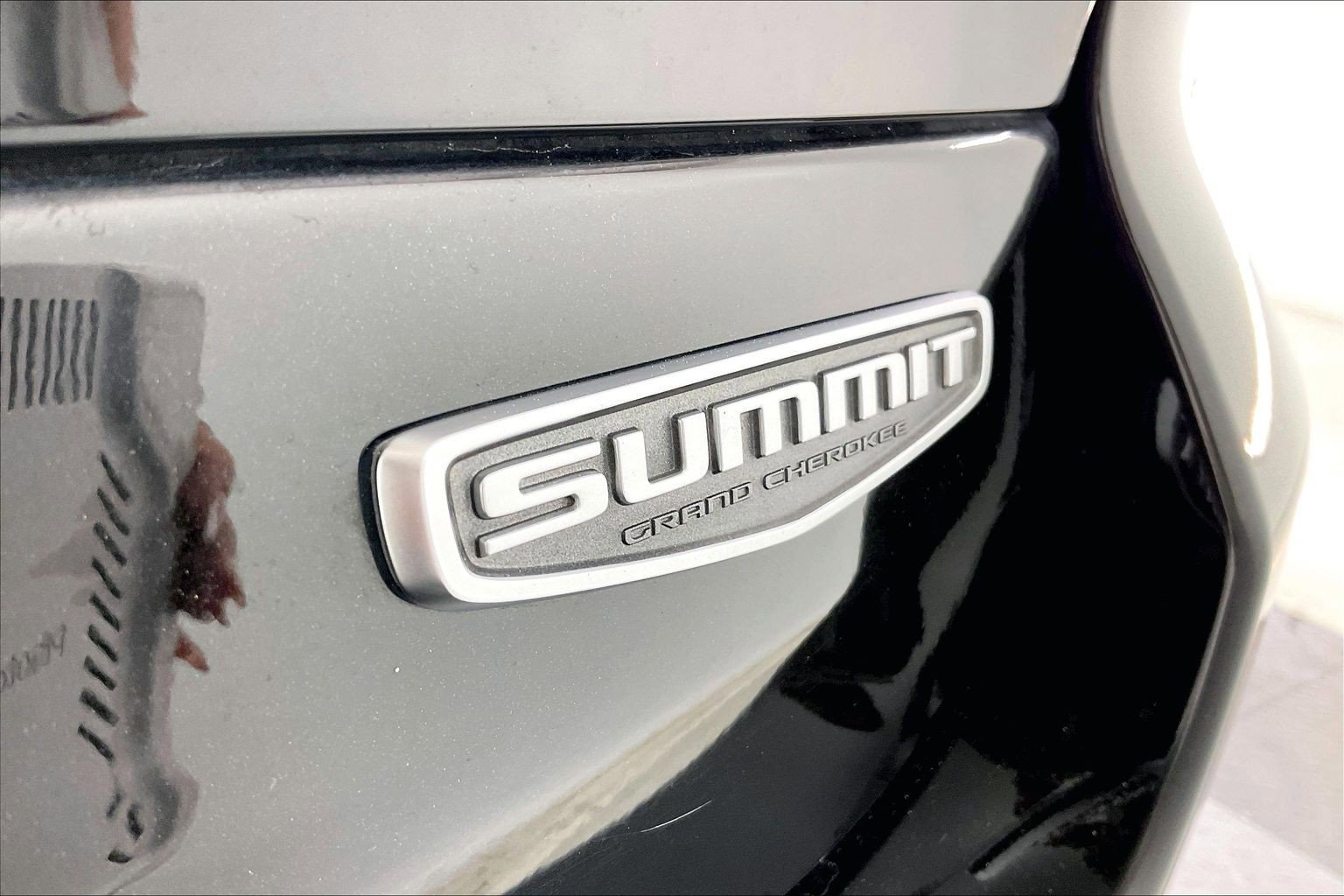 Used 2022 Diamond Black Crystal Pearlcoat Jeep Summit 4xe image 7