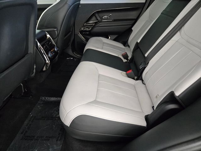 Used 2023 Gray Land Rover SE Dynamic image 5