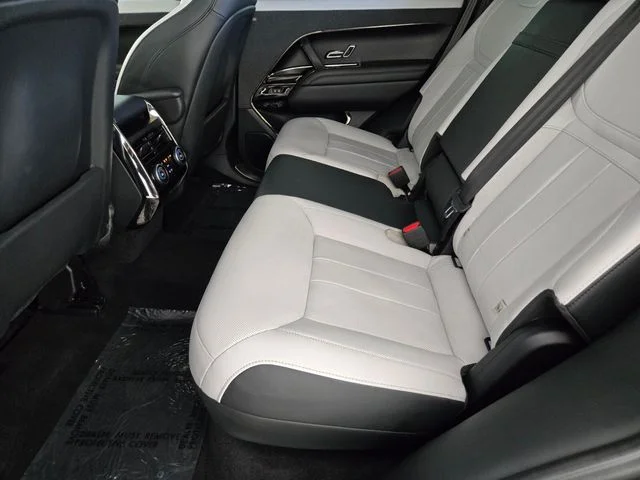 Used 2023 Gray Land Rover SE Dynamic image 5