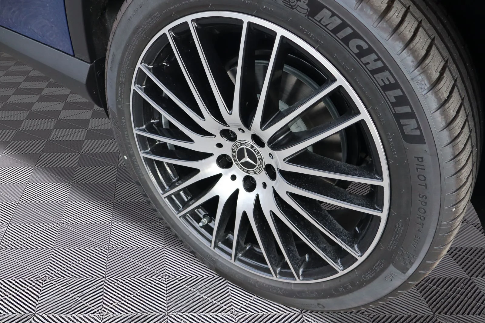 Used 2026 Blue Mercedes-Benz GLC 300 image 4