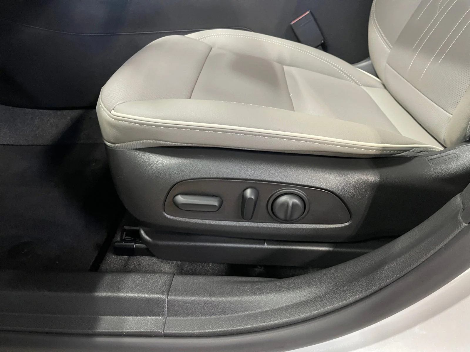 New 2026 White Frost Tricoat Buick Avenir image 15