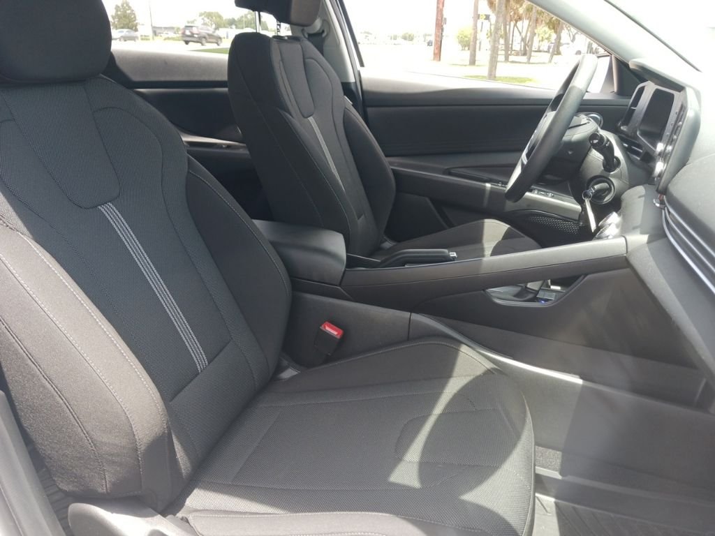 Used 2025 White Hyundai SE image 16