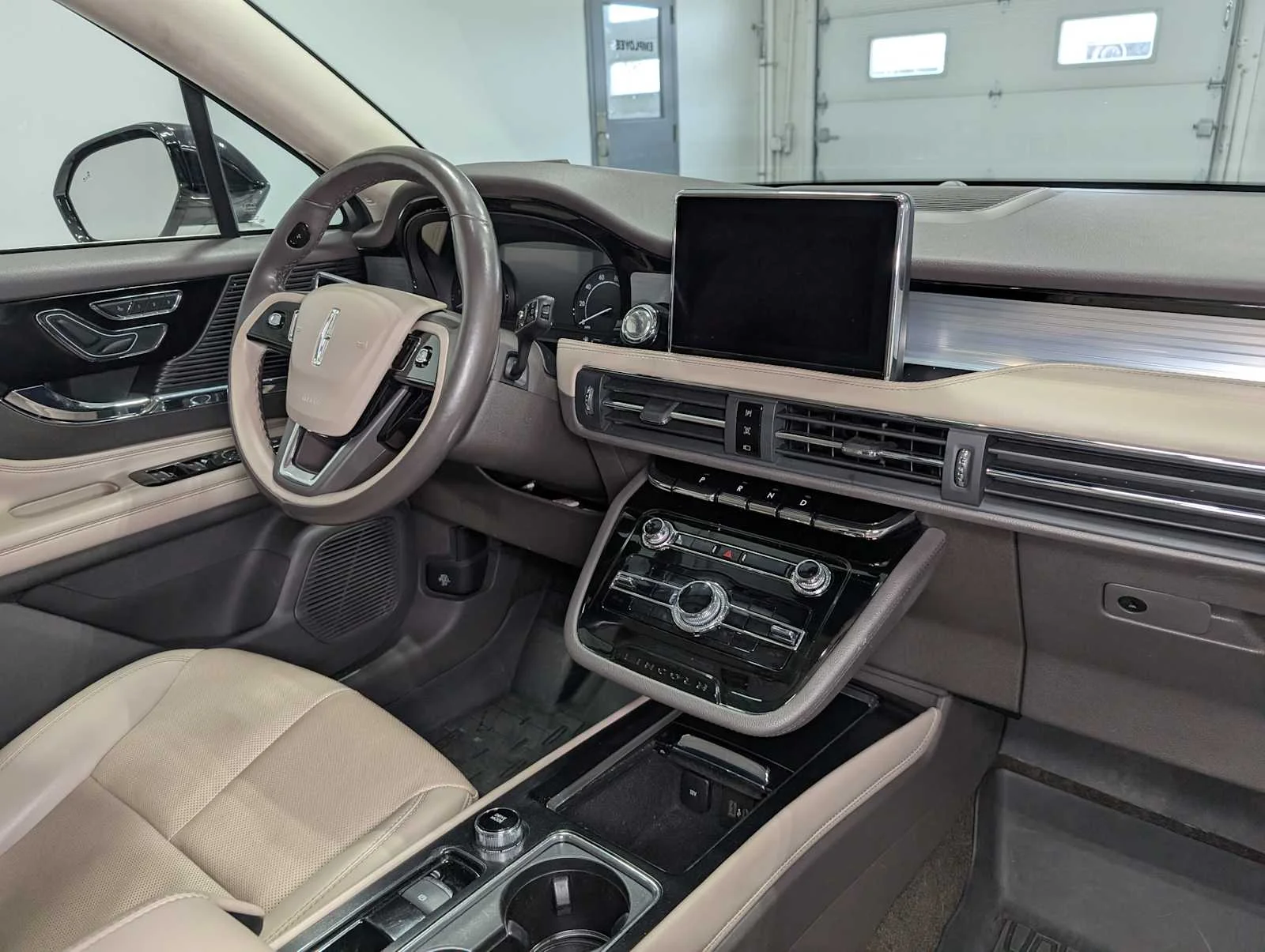 Used 2022 Pristine White Metallic Tri-Coat Lincoln Standard image 43