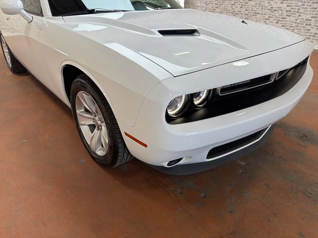 Used 2023 White Dodge SXT image 9