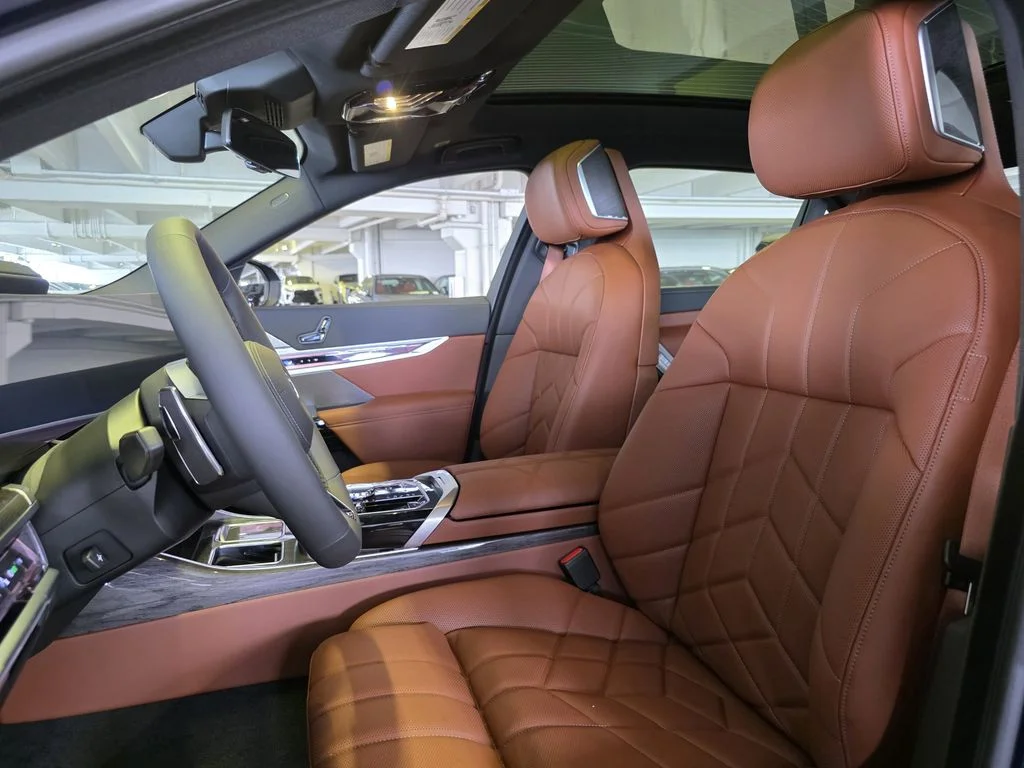 New 2026 Tanzanite Blue II Metallic BMW 750e xDrive image 16