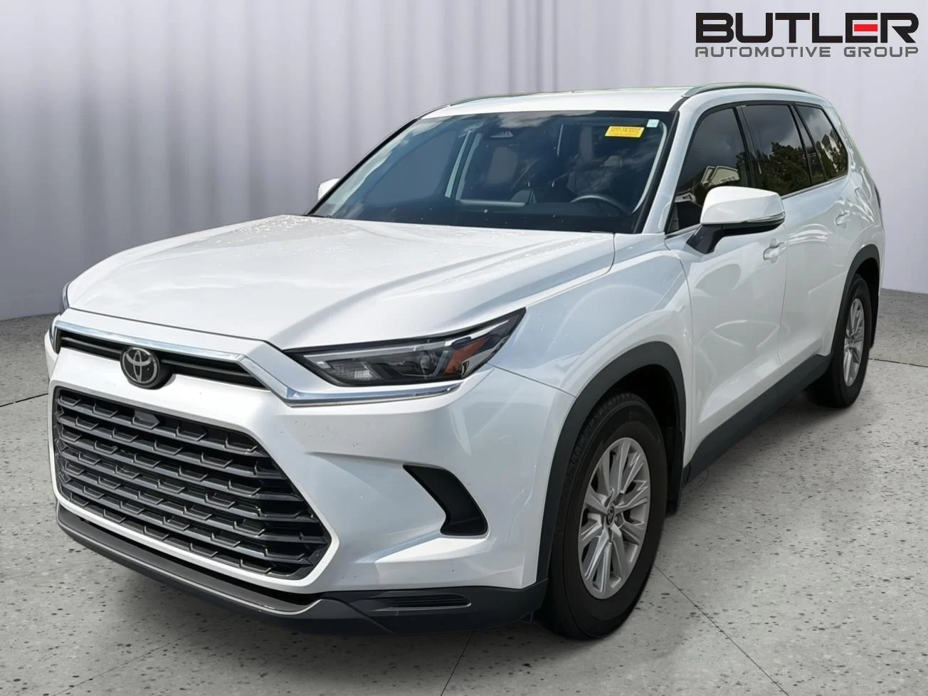Used 2025 Wind Chill Pearl Toyota XLE image 2