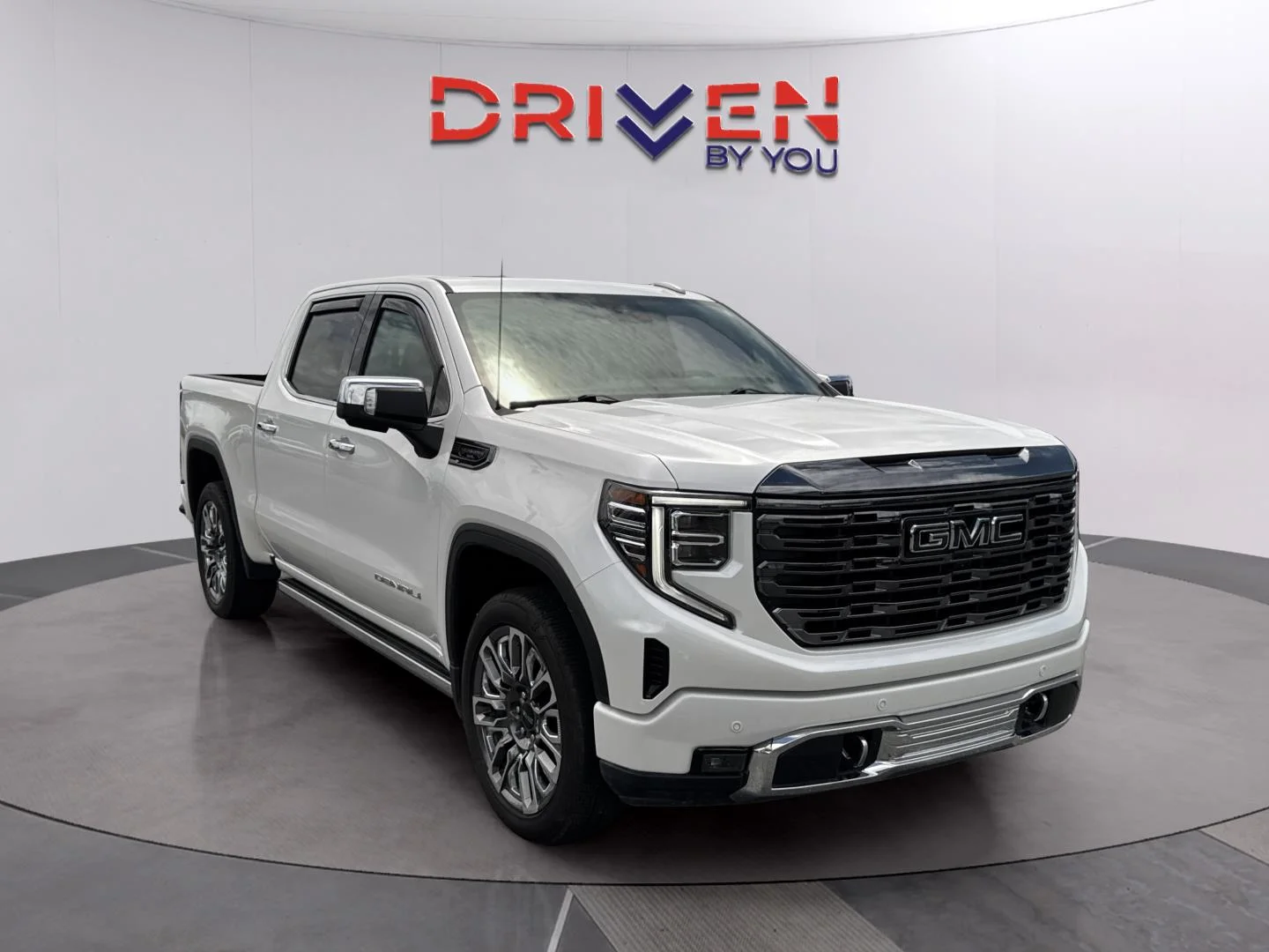 Used 2024 White Frost Tricoat GMC Denali Ultimate image 8