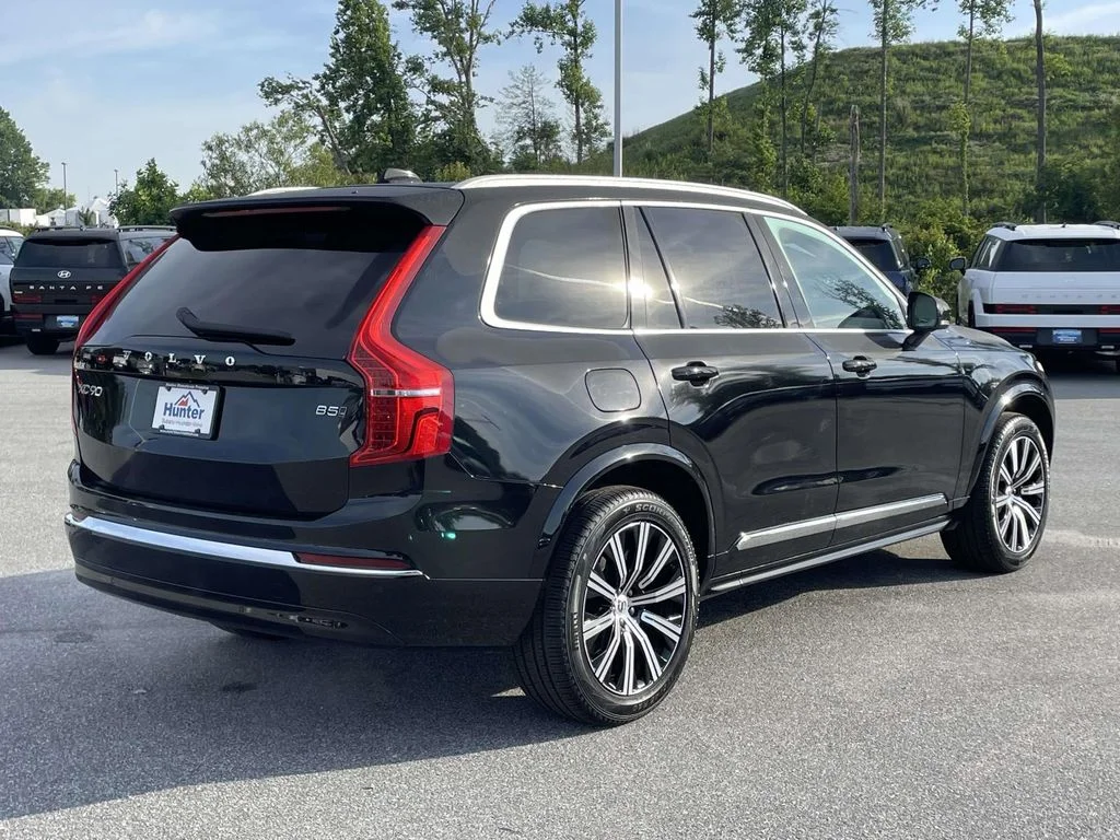 Used 2025 Onyx Black Metallic Volvo Core image 28