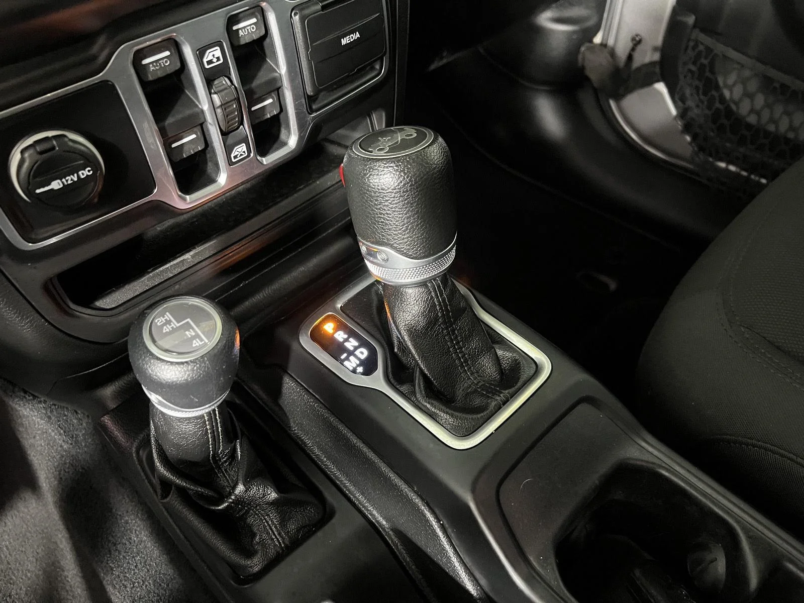 Used 2018 Billet Silver Metallic Clearcoat Jeep Sport S image 18