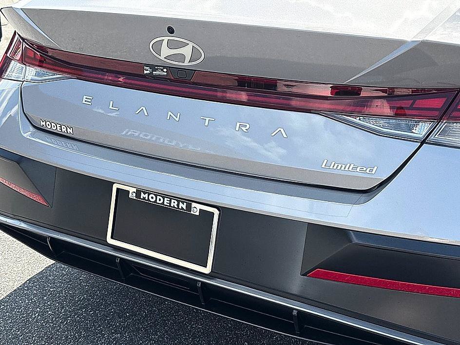 Used 2026 Fluid Metal Hyundai Limited image 25