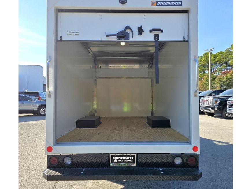 New 2025 Summit White GMC 1WT image 12