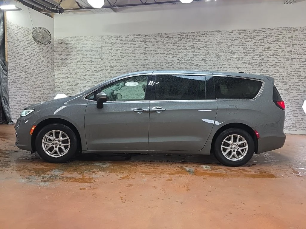 Used 2023 Ceramic Gray Clearcoat Chrysler Touring L image 4