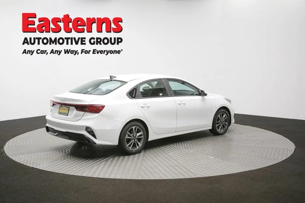 Used 2022 White Kia LXS image 36