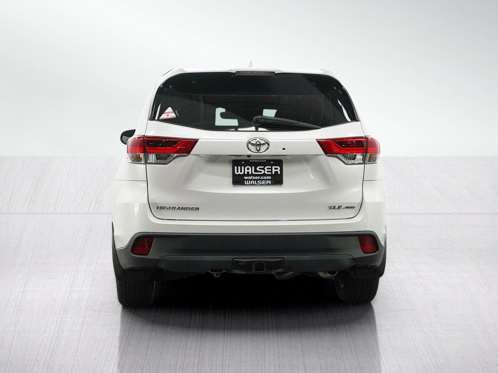Used 2018 Blizzard Pearl Toyota Xle image 5