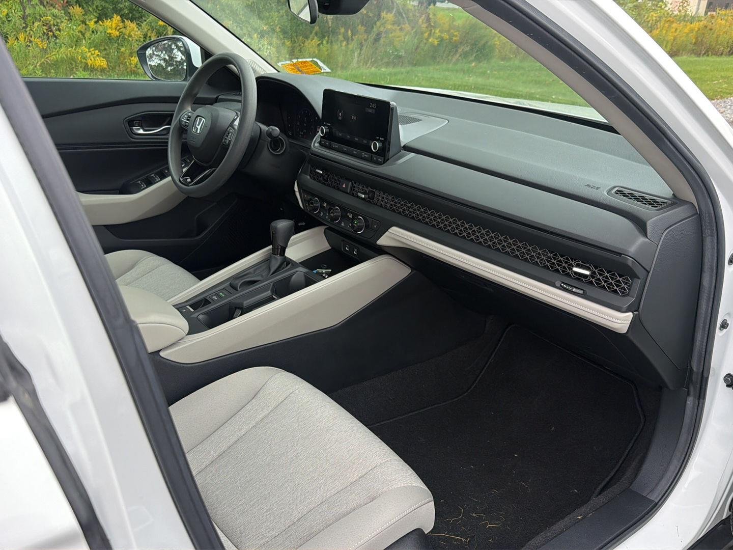 Used 2024 Platinum White Pearl Honda EX image 17