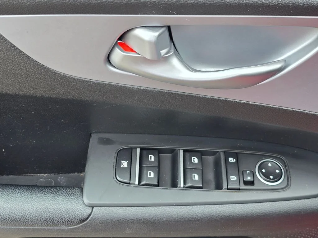 Used 2023 Red Kia LXS image 30