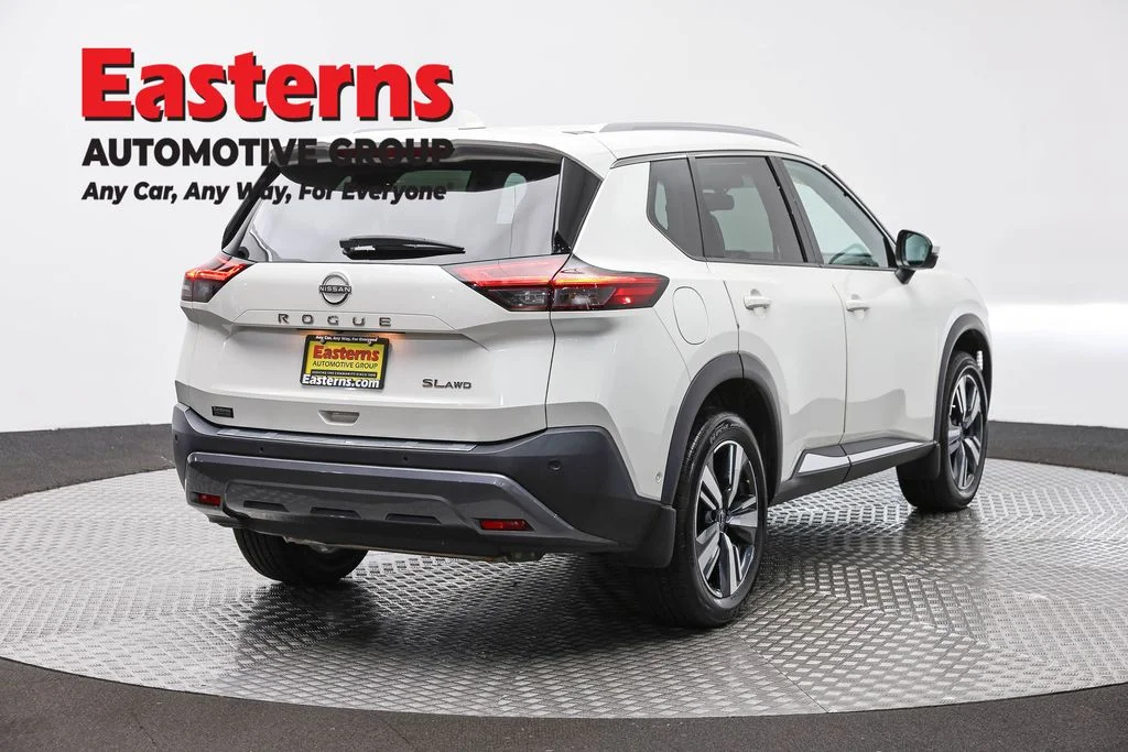Used 2023 White Nissan SL image 5