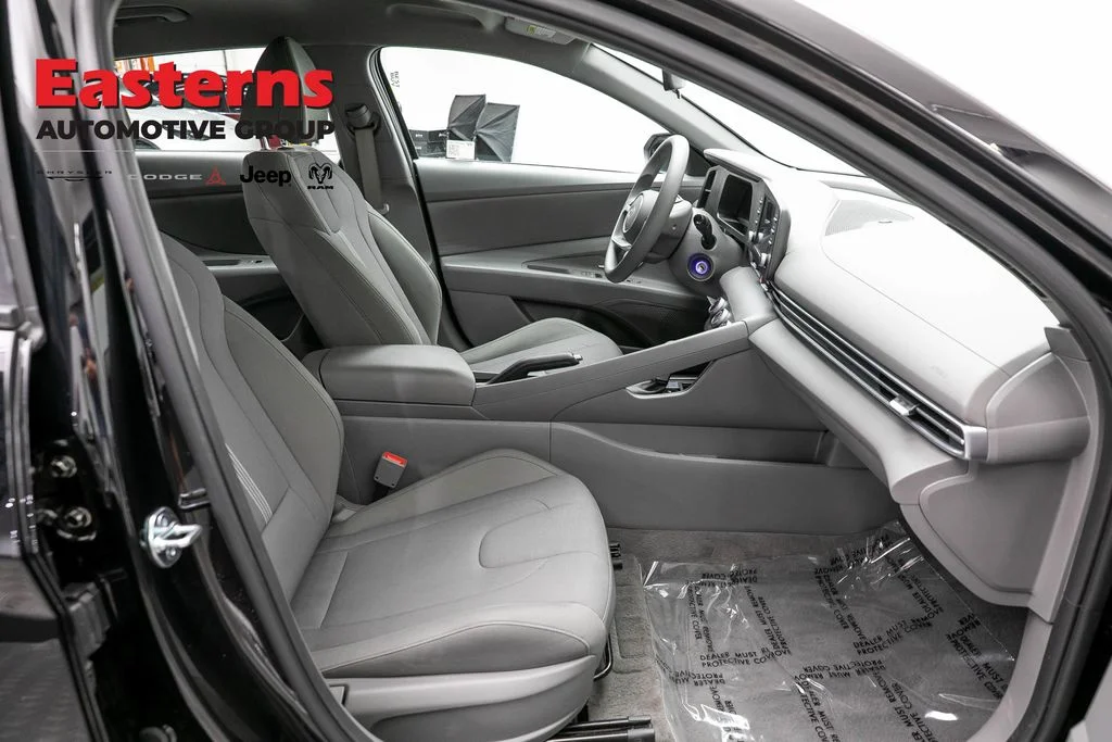 Used 2025 Black Hyundai SE image 22