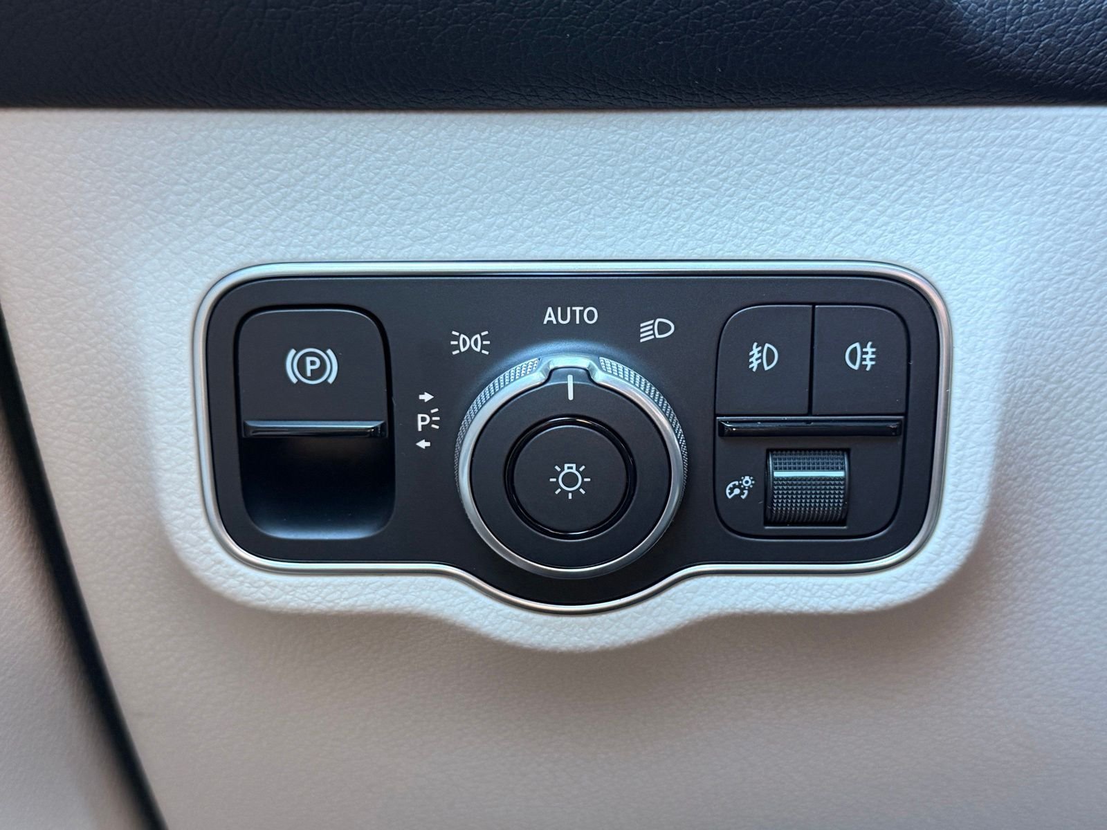 New 2026 Polar White Mercedes-Benz GLB 250 image 23