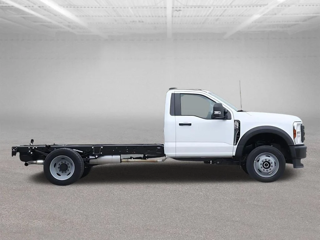 New 2025 Oxford White Ford F-550® XL image 11