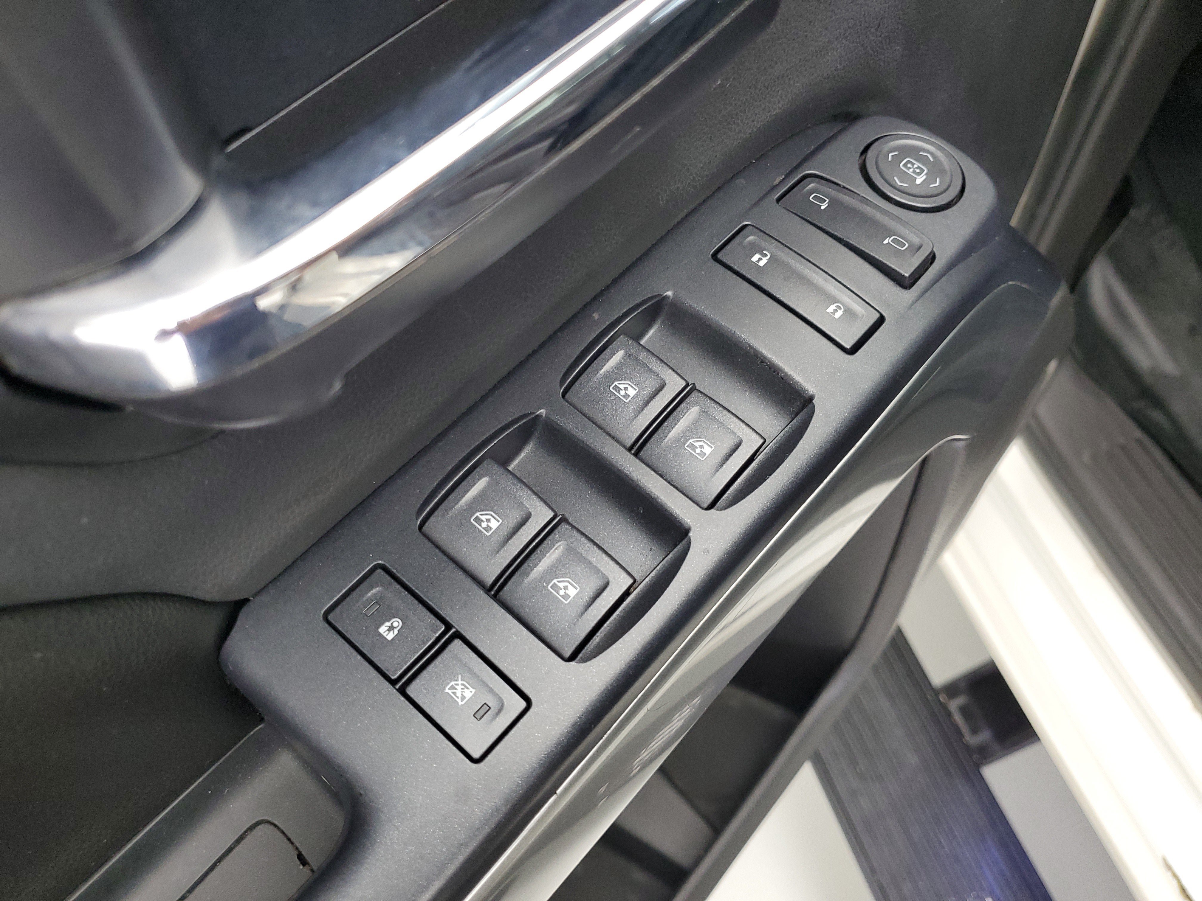 Used 2015 White Diamond Pearl Chevrolet LT image 21