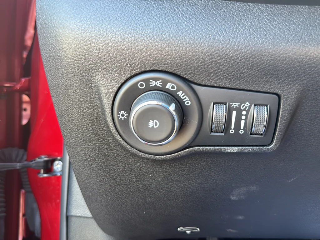 Used 2025 Red Jeep Latitude image 18