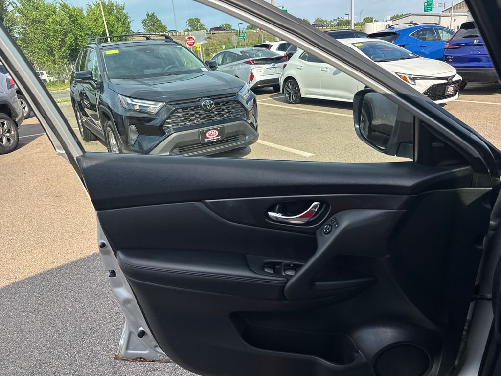 Used 2018 Silver Nissan SV image 34
