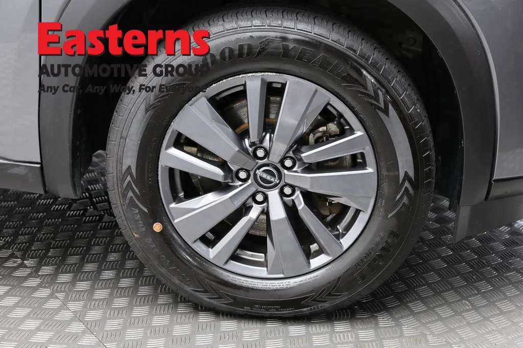 Used 2022 Gray Nissan SV image 32