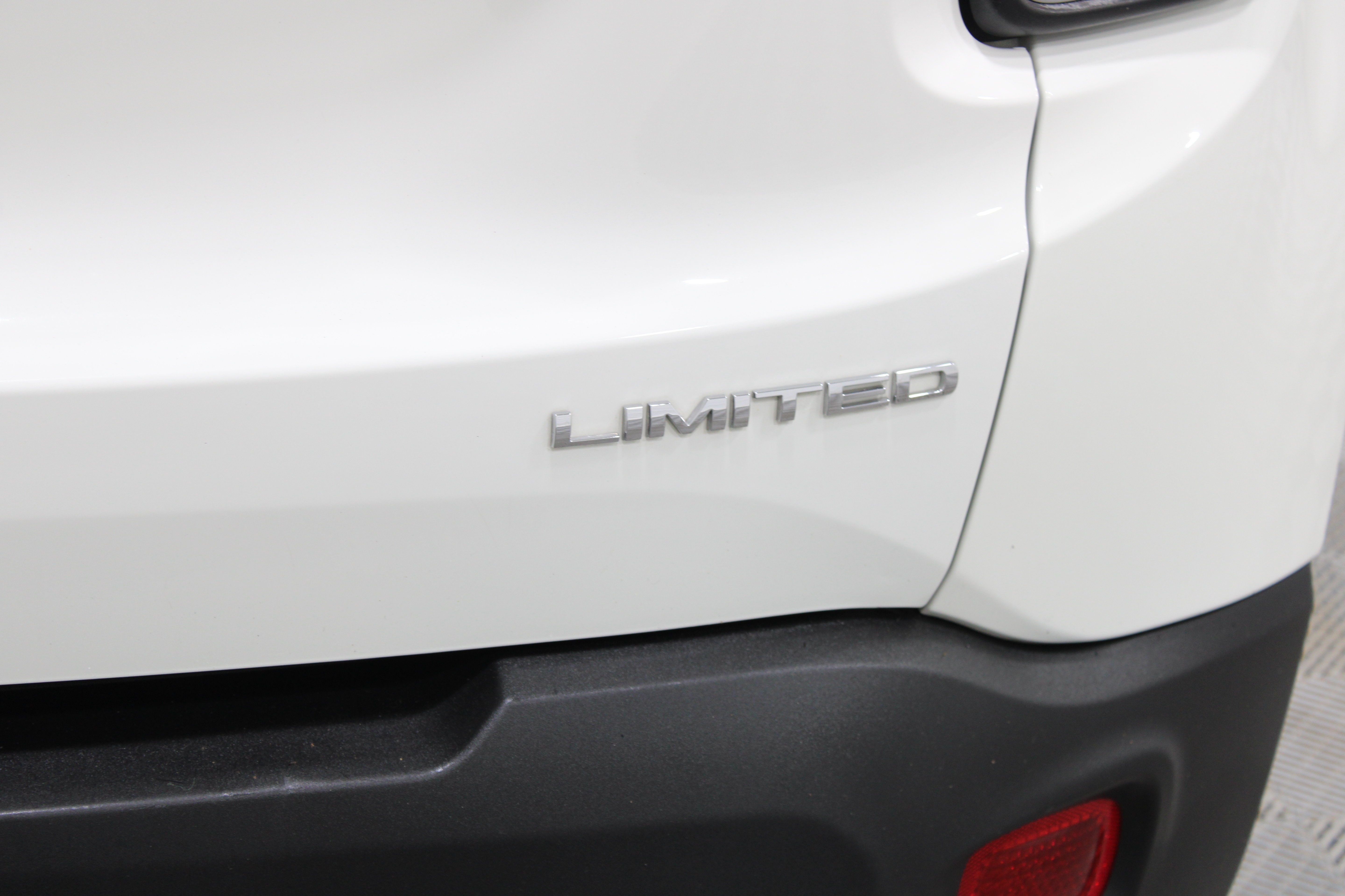 Used 2020 Alpine White Clearcoat Jeep Limited image 33
