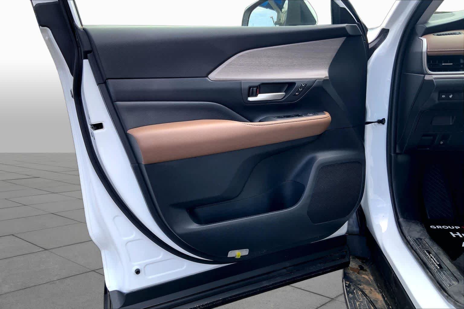 Used 2026 Wind Chill Pearl Toyota Platinum image 22