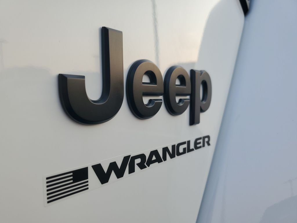 New 2026 Bright White Clear-Coat Exterior Paint Jeep Sahara image 6