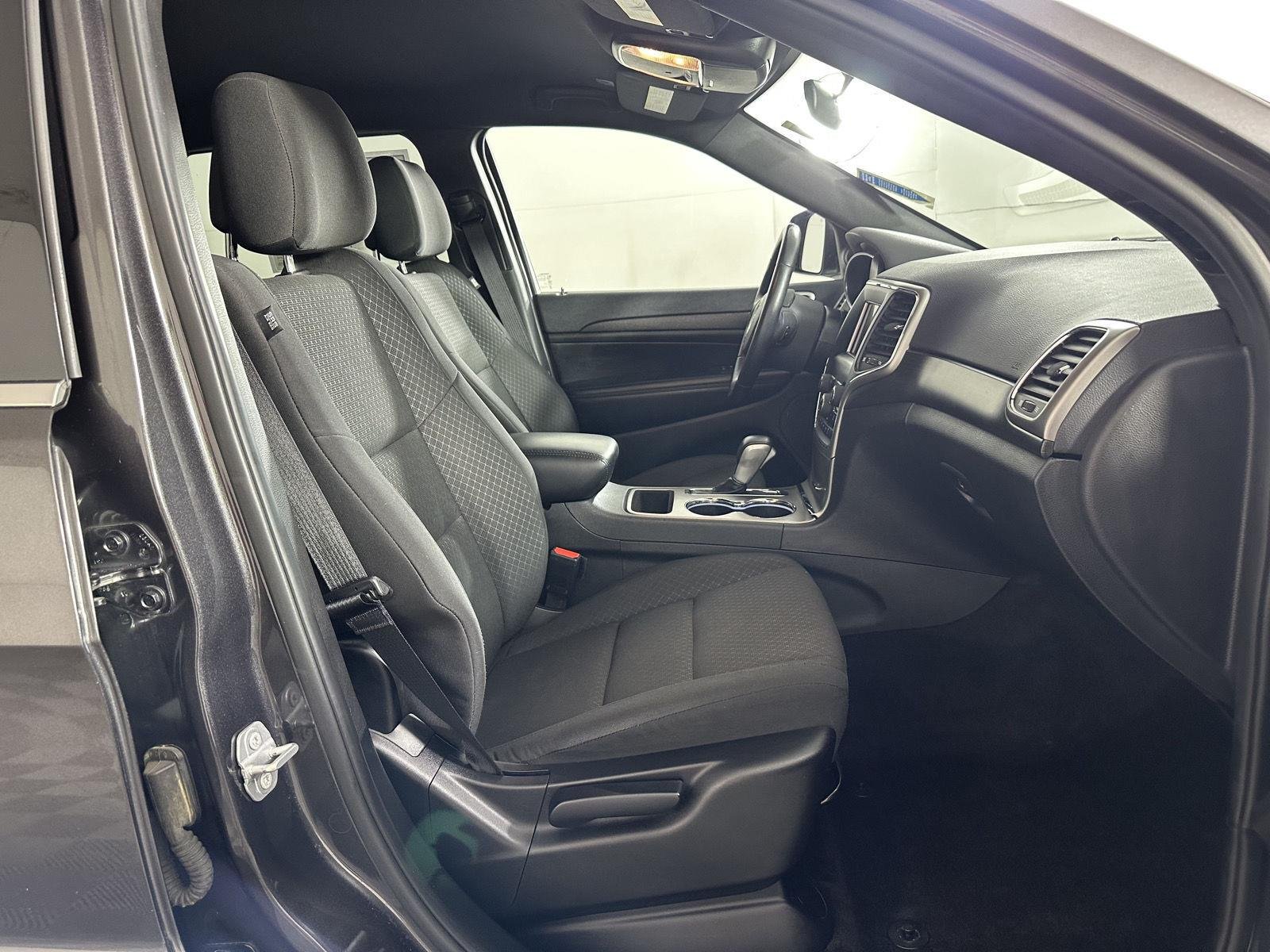 Used 2018 Granite Crystal Metallic Clearcoat Jeep Laredo E image 35