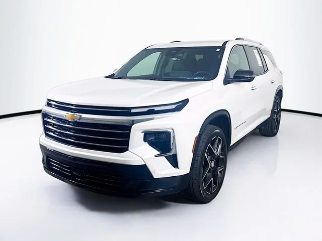 Used 2025 Beige Chevrolet High Country image 3