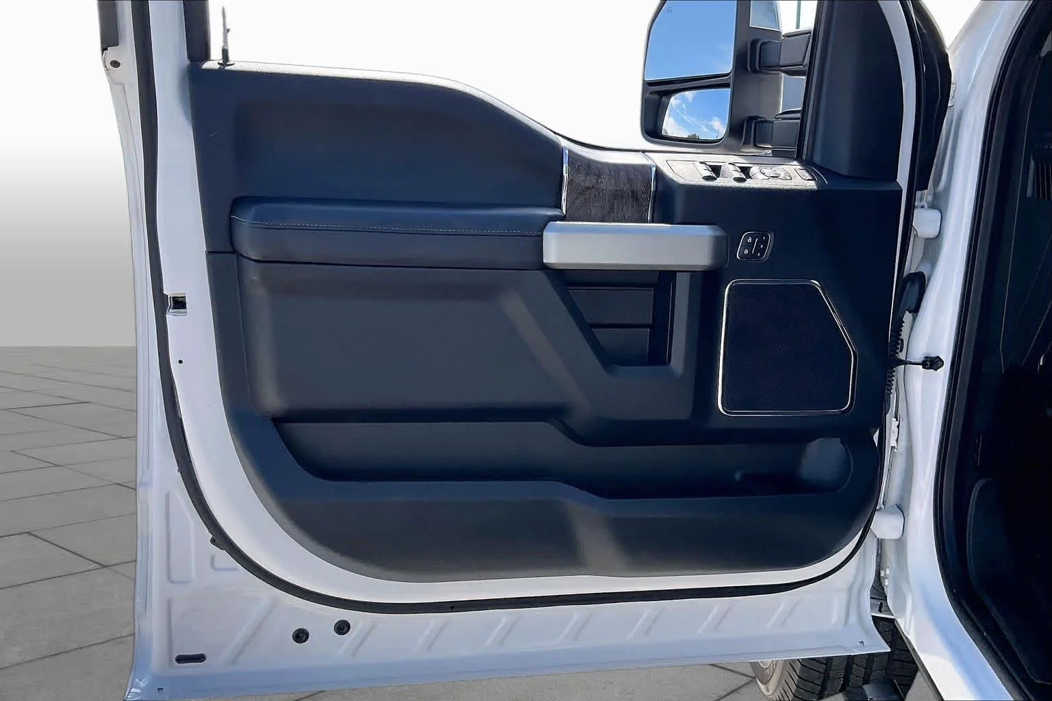 Used 2018 White Platinum Metallic Tri-Coat Ford LARIAT image 20