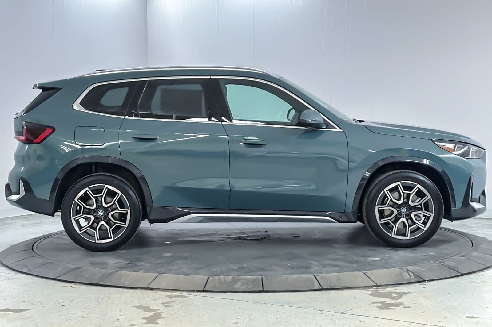 Used 2026 Cape York Green Metallic BMW xDrive28i image 8