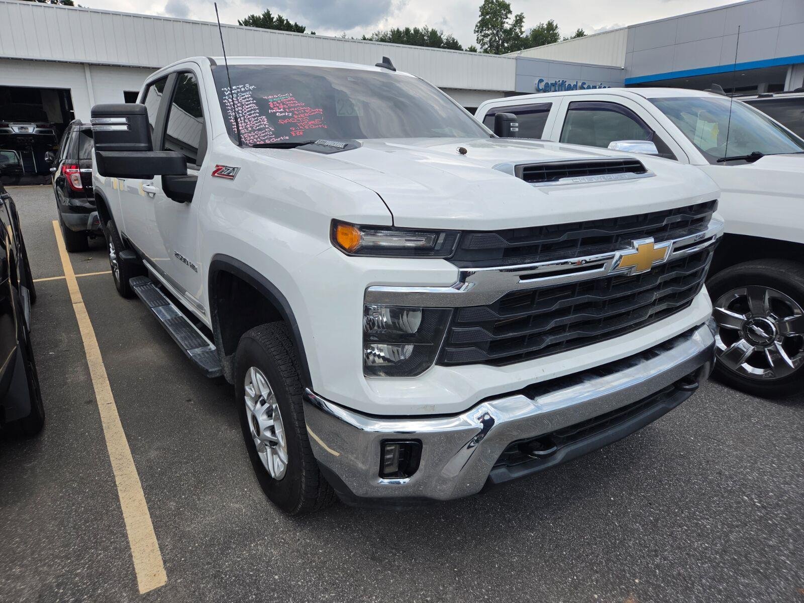 Used 2024 Summit White Chevrolet LT image 3