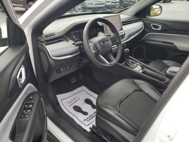 Used 2023 White Jeep Latitude image 12