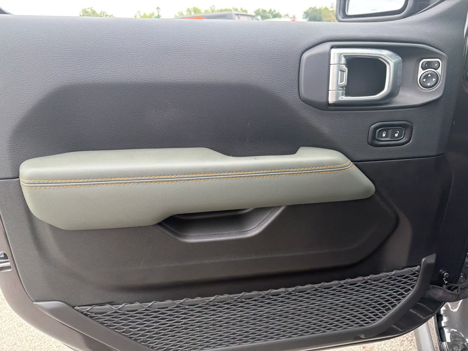 New 2026 Granite Crystal Metallic Clearcoat Jeep Mojave X image 18