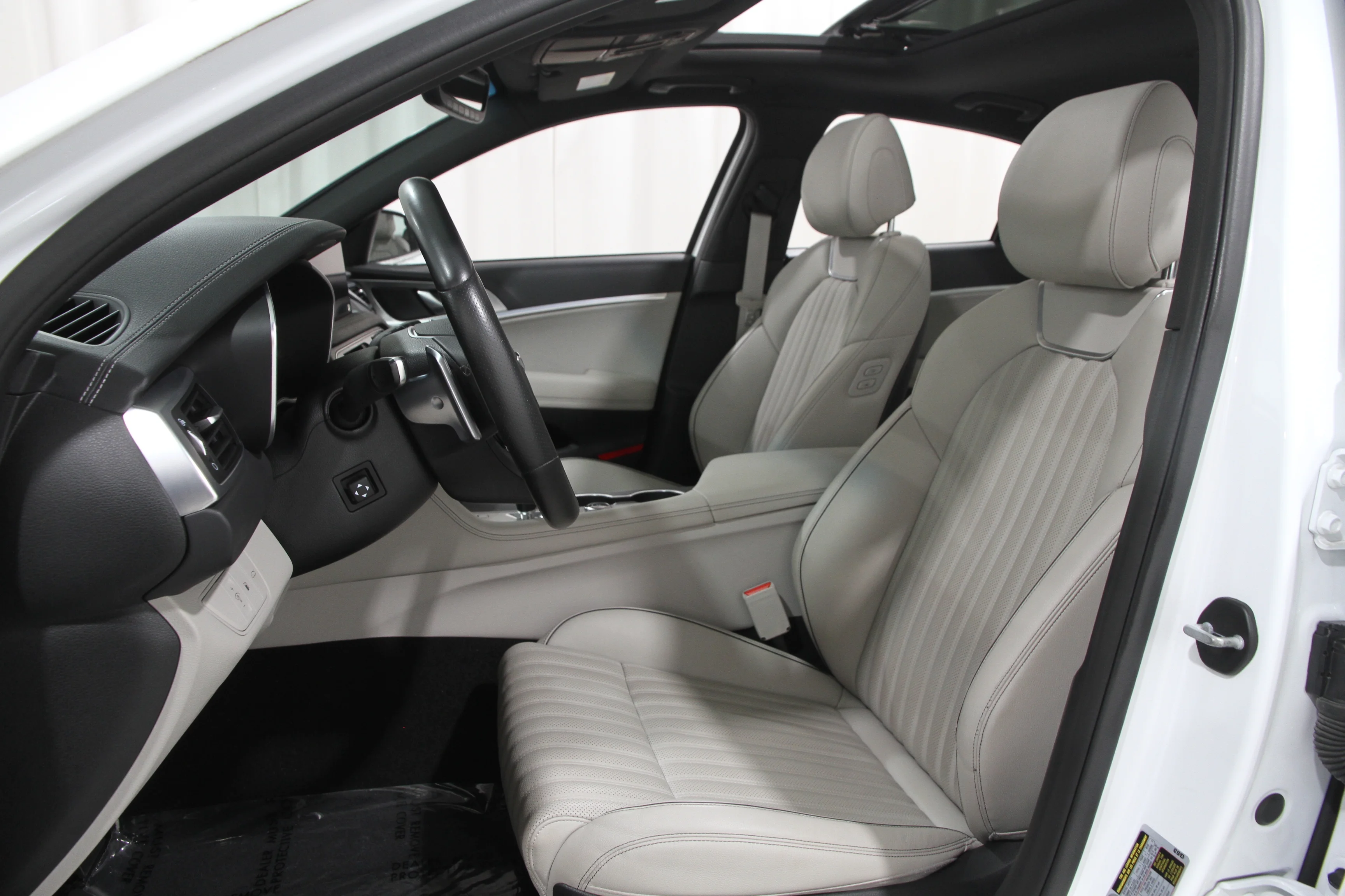 Used 2022 WHITE Genesis 2.0T image 5