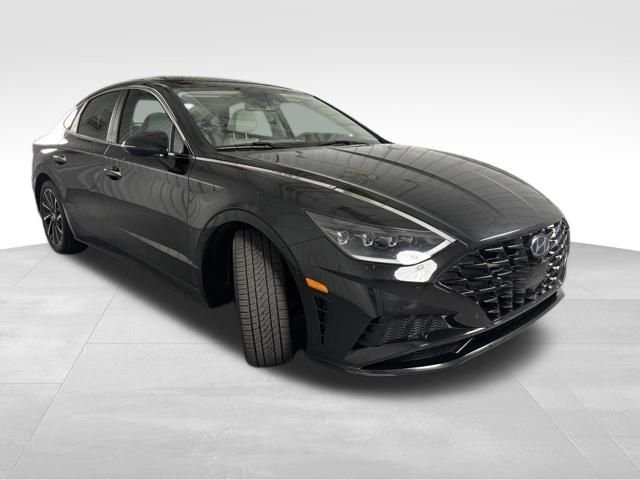 Used 2020 Black Hyundai Limited image 4