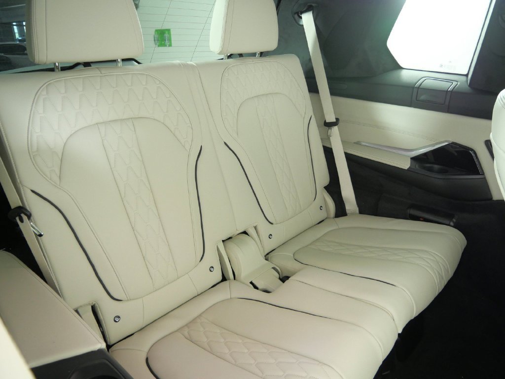 Used 2027 White BMW xDrive40i image 30