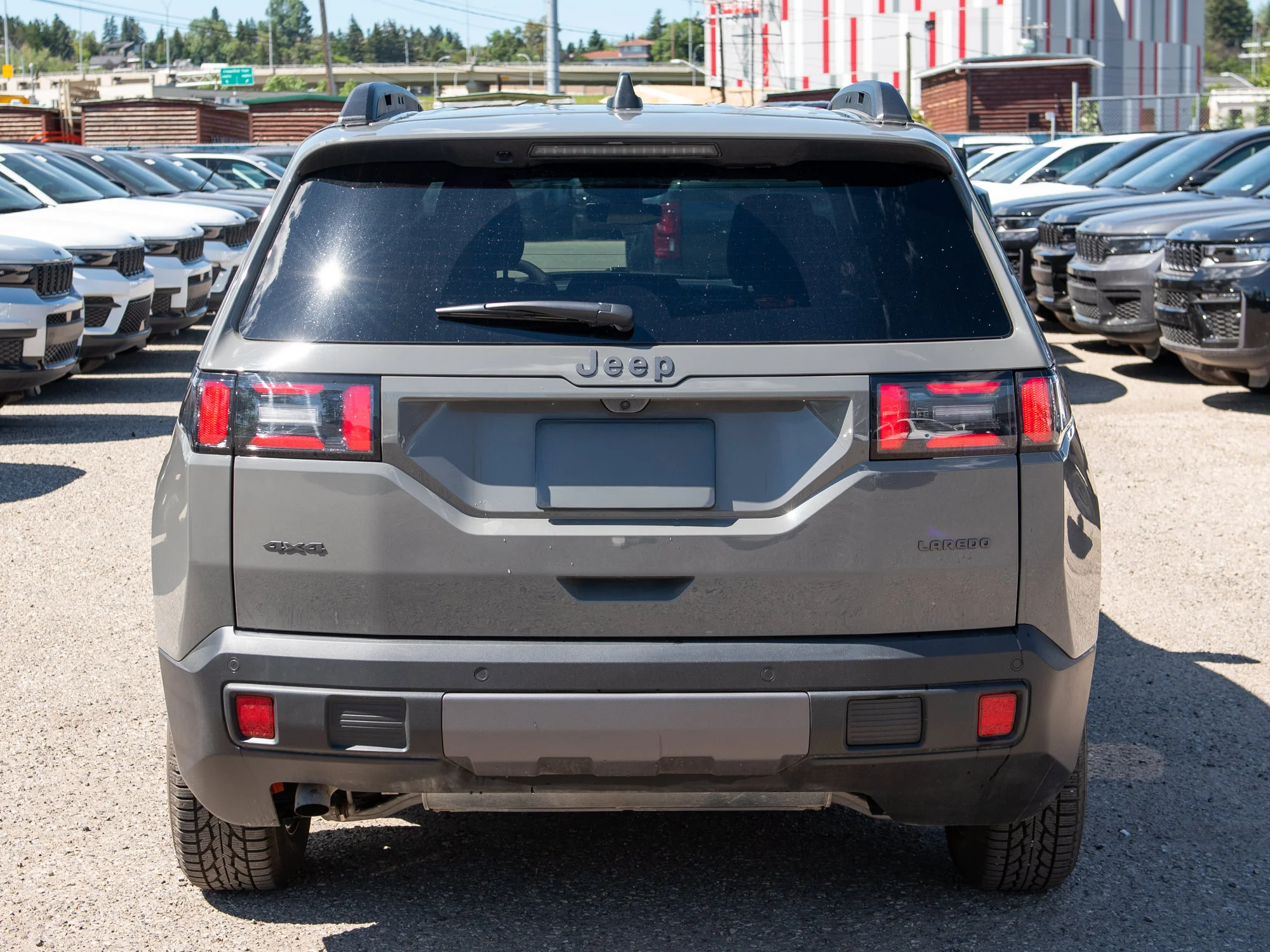 Used 2026 Grey Jeep Laredo* 4x4, Hybrid, Heated Seats, Remote Start, Blind-Spot and Cross-Path image 4