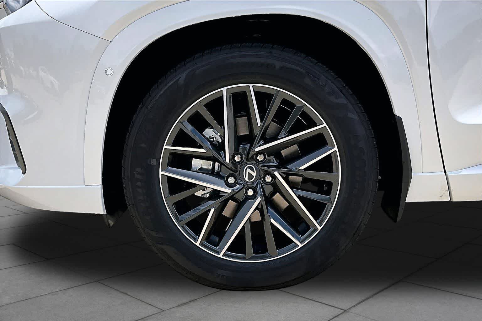 New 2026 Wind Chill Pearl Lexus PREMIUM AWD image 11