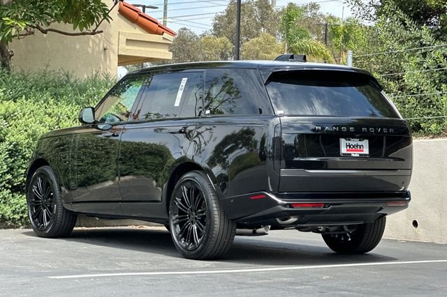 New 2026 Obsidian Black in Gloss Finish Land Rover SE image 3