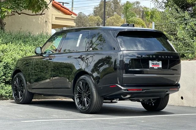 New 2026 Obsidian Black in Gloss Finish Land Rover SE image 3