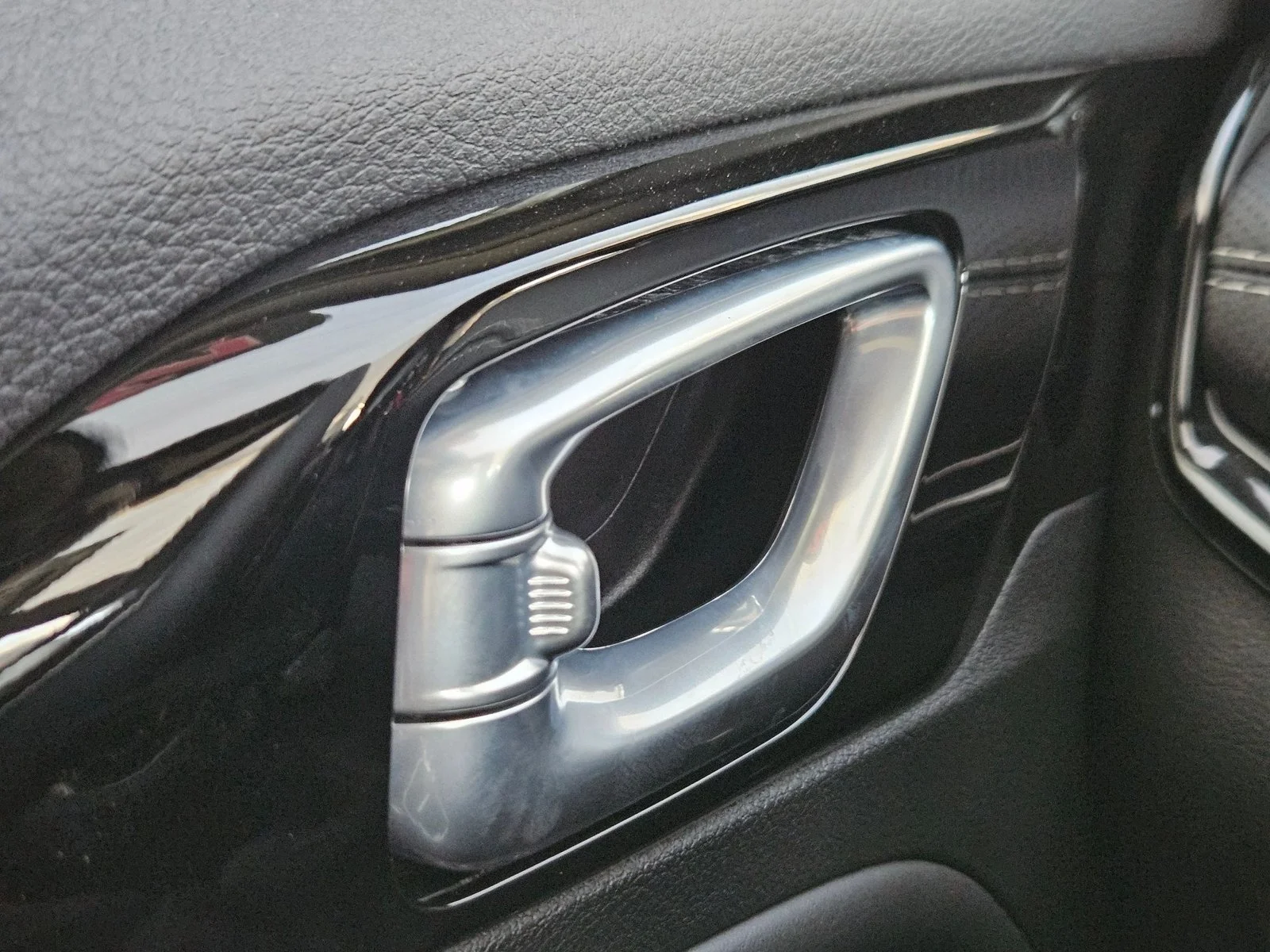 Used 2023 Billet Silver Metallic Clearcoat Jeep Altitude image 24