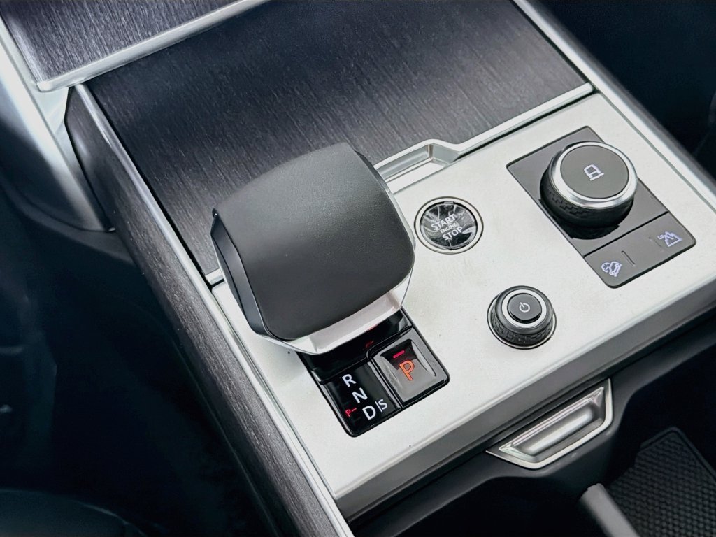 New 2027 Santorini Black Land Rover SE image 17