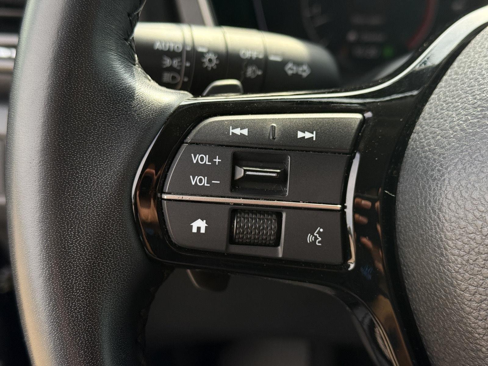Used 2025 Crystal Black Pearl Honda EX-L image 18